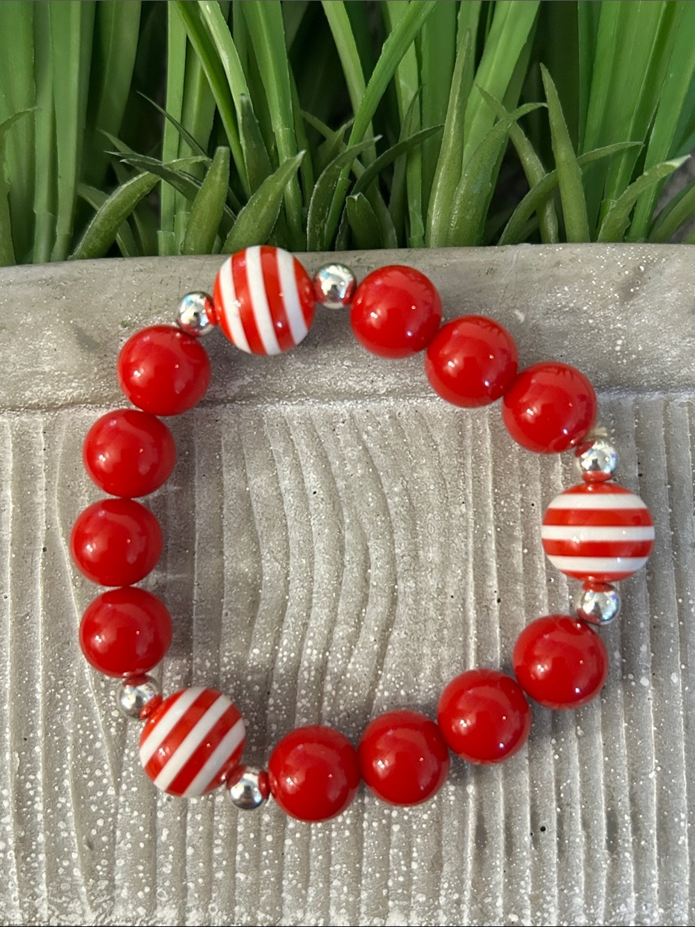 Vintage Red and white beaded stretch bracelet retro style striped and plain